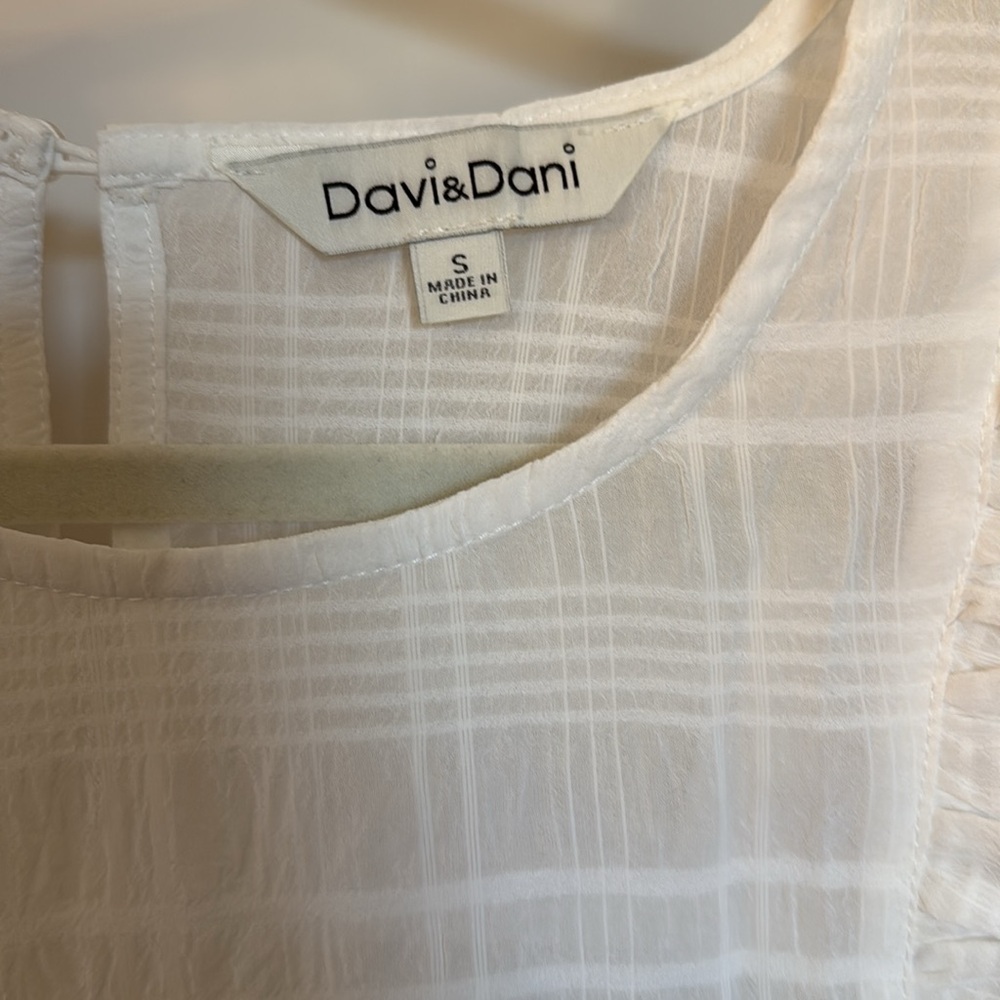 Davi & Dani White Ruffled Sleeveless Blouse - Picture 3 of 3